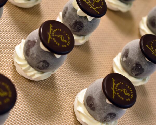 Des bonbons glacés à déguster en une bouchée. Une gourmandise à retrouver à Sète. Avec son coeur noisette et caramel, entouré de crème glacée à la vanille de Madagascar