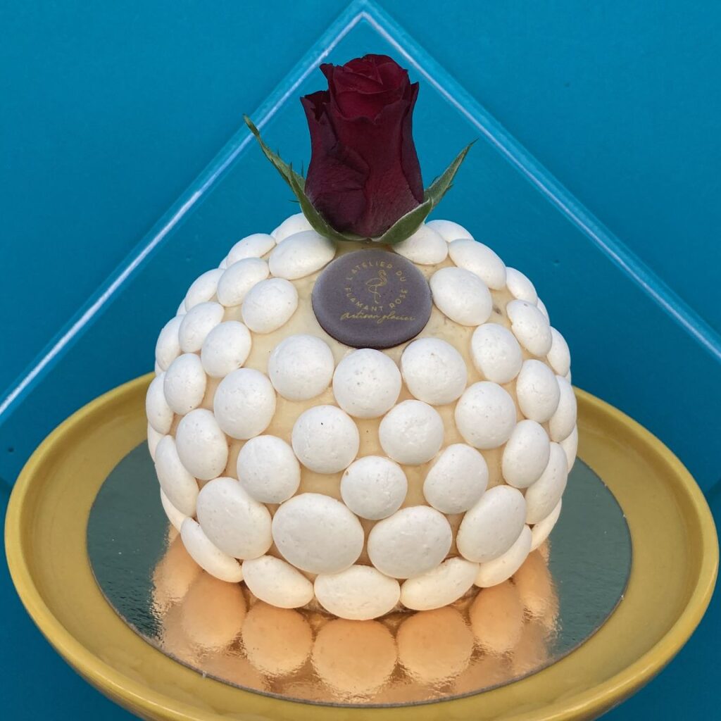 Dessert glacé du mois de février de l'atelier du Flamant rose, glacier à Sète. Un dessert rond recouvert de bulles de meringues.